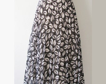 60s Pleated A-Line Skirt w/ Black & White Leave Print, L-XL / w33 // Vintage Flared Plus Size Skirt