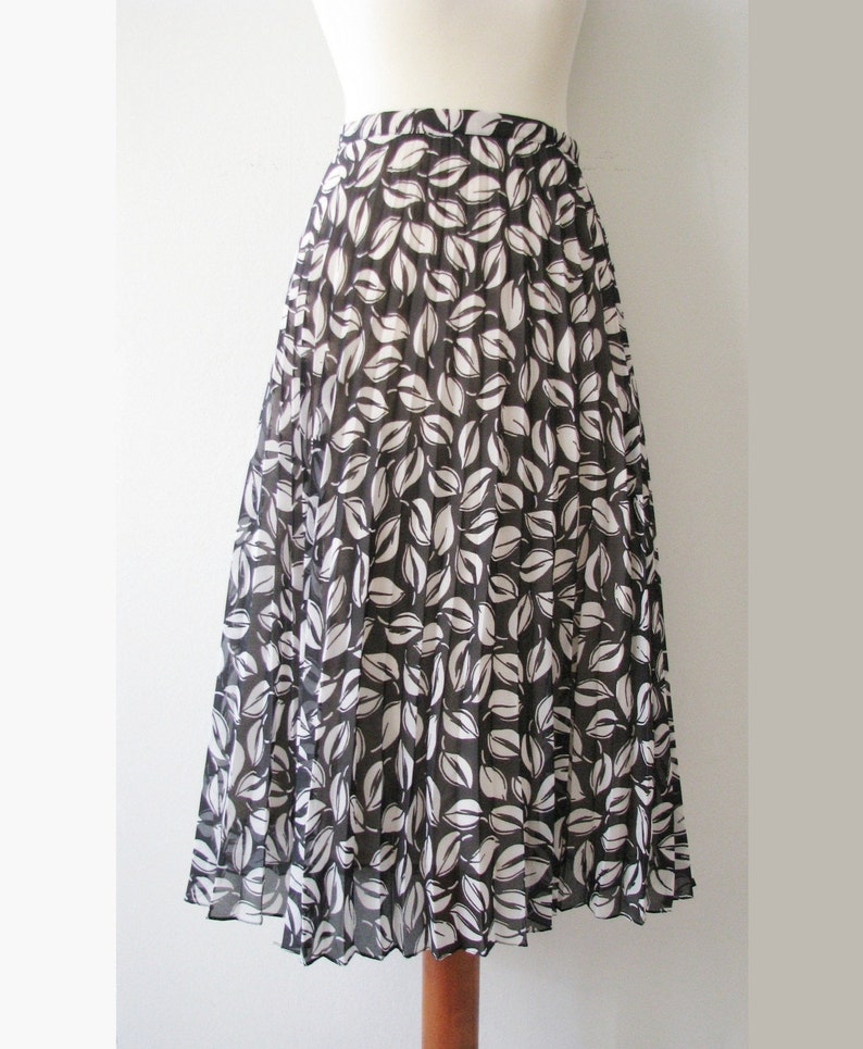 60s Pleated A-Line Skirt w/ Black & White Leave Print, L-XL / w33 // Vintage Flared Plus Size Skirt image 1