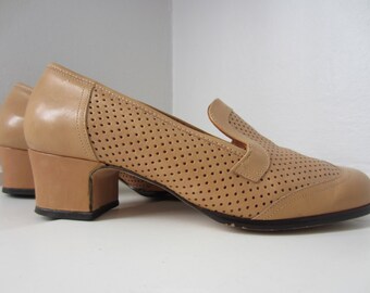 60s/70s Tan Perforated Shoes by Aaltonen, US 7.5 EUR 38 UK 5 // Vintage Heeled Walking Shoes
