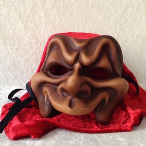 Artisan half mask: 'Creepy smile' (brown) - Traditional handmade mask