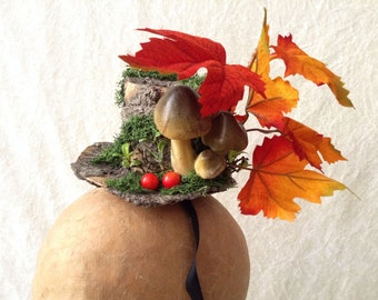 Kleiner Baumhut - Fascinator (Baumrindenimitation mit Mos und Verzierung) - handgefertigtes kleines Hütchen
