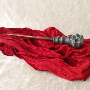 Wand (M): &#39;Bronze skull&#39; (b) - handmade, handsculpted wand