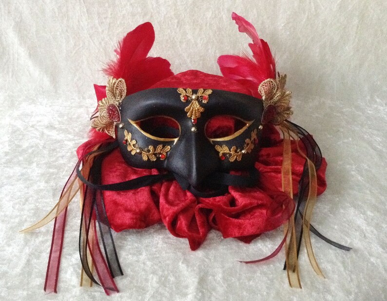 /'Black beak/' Traditional handmade mask Eye mask lace, feathers