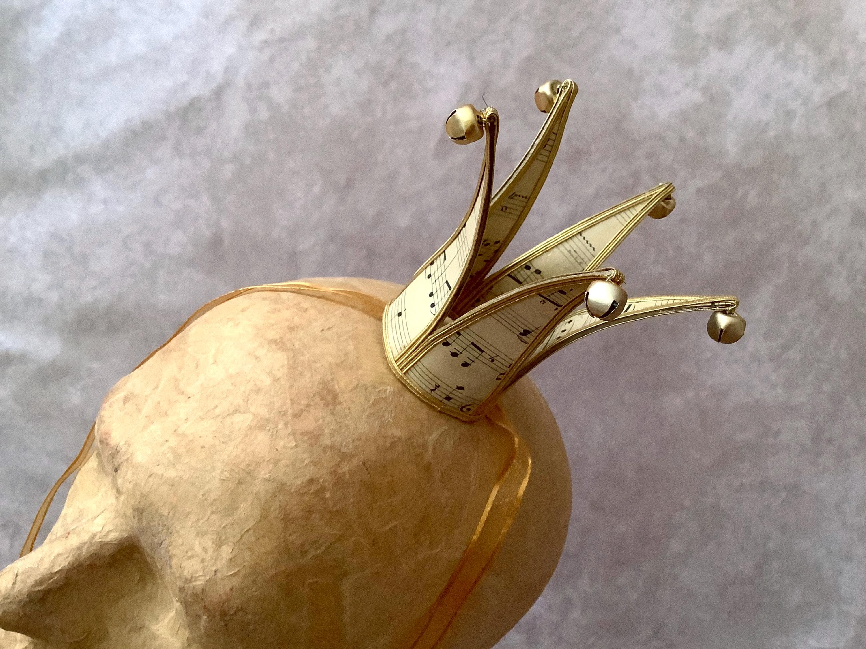 Krönchen - klein, mit Vintage Notenpapier, Goldfinish und Goldglöckchen - handgemachte Krone