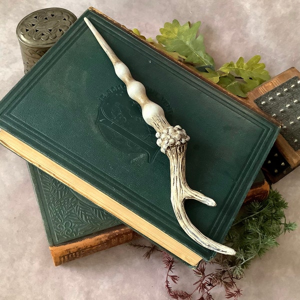 Wand (l): 'Horn' (horn/antler imitation) - handmade, hand sculpted wand