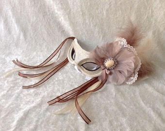 Artisan eye mask: 'Elegant beige' (feathers and lace) - Traditional handmade mask
