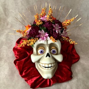 Nieuw model! -Ambachtelijk masker: 'Cartoon skull with flowers' (beige schedel met paarse ogen) - Traditioneel handgemaakt masker
