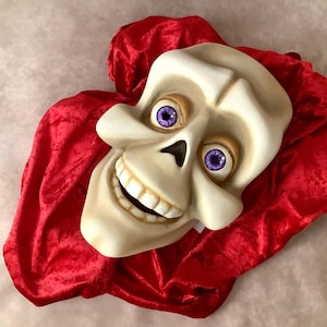 Nieuw model! -Ambachtelijk masker: 'Cartoon skull' (beige schedel met paarse ogen) - Traditioneel handgemaakt masker