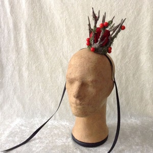 Crown - Extra Small, handmade &#39;royal&#39; branches  Crown with mos, red berries and velvet (tree imitation)