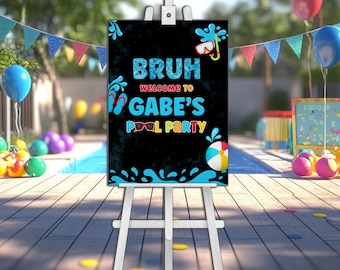 Może przedstawiać: Biały drewniany sztalug wyświetla czarny znak z napisem "BRUH welcome to GABE'S POOL PARTY" w kolorze niebieskim i żółtym. Znak jest ozdobiony rozpryskami wody, piłką plażową i fajką. Balony i basen w tle.