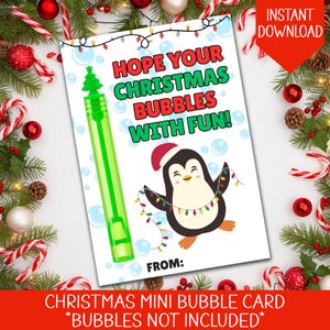Puede incluir: Una tarjeta navideña con una varita de burbujas verde y un pingüino con gorro de Papá Noel. La tarjeta dice "HOPE YOUR CHRISTMAS BUBBLES WITH FUN!" y "CHRISTMAS MINI BUBBLE CARD *BUBBLES NOT INCLUDED*".