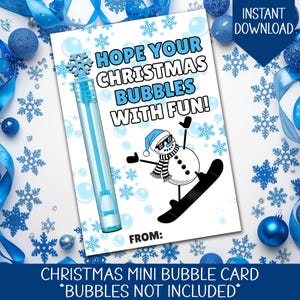 Könnte beinhalten: Weihnachtskarte mit Blasen, mit dem Text "HOPE YOUR CHRISTMAS BUBBLES WITH FUN!" und einer Schneemann-Grafik. Links ist eine blaue Seifenblasen-Zauberstab. Die Karte ist mit blauen Schneeflocken und Kugeln verziert.