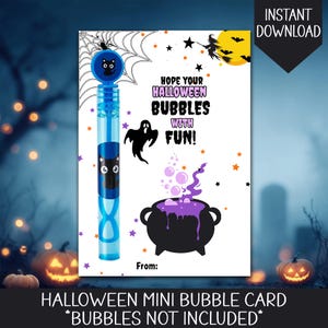 Könnte beinhalten: Eine Halloween-Mini-Blasenkarte mit einer blauen Blasenstab. Die Karte zeigt einen Kessel, einen Geist und den Text "Hope Your Halloween Bubbles With Fun!" Der Blasenstab hat ein schwarzes Katzen-Design.