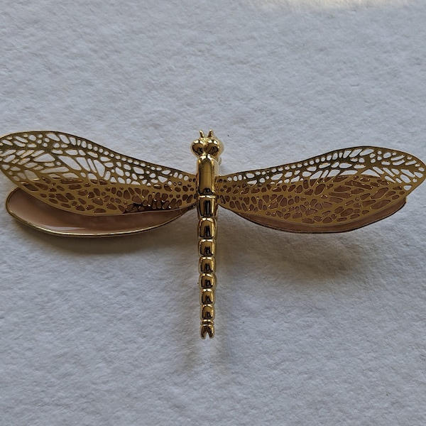 Brilliant Buzz: Vintage Art Nouveau 1980s Dragonfly Articulated Oversized Brooch Pin in Peach and Gold Sale