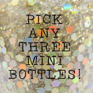 以下が含まれることがあります： キラキラ光るイリデセントな背景のボトルの画像。テキスト「PICK ANY THREE MINI BOTTLES！」は黒で表示されています。背景には、パステルカラーの六角形の形が混ざっています。