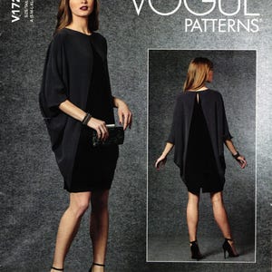 Può includere: Busta per cartamodello Vogue Patterns V1720 con un abito nero e un soprabito drappeggiato grigio scuro. La vista frontale mostra un abito senza maniche con un top ampio a mantella. La vista posteriore mostra un'apertura a goccia sul collo.