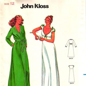 Op de afbeelding: Een Butterick 6370 naaipatroon-envelop met illustraties van een kamerjas tot op de grond in het groen met een strikceintuur en een witte mouwloze japon met schouderstrikjes. De tekst bevat Quick! Butterick, 6370, maat 12 en John Kloss.