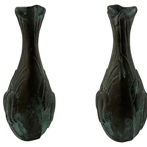 Pu&ograve; includere: Un vaso in ceramica verde scuro con una forma organica unica e una superficie testurizzata. Il vaso ha un'ampia apertura nella parte superiore e una base stretta.