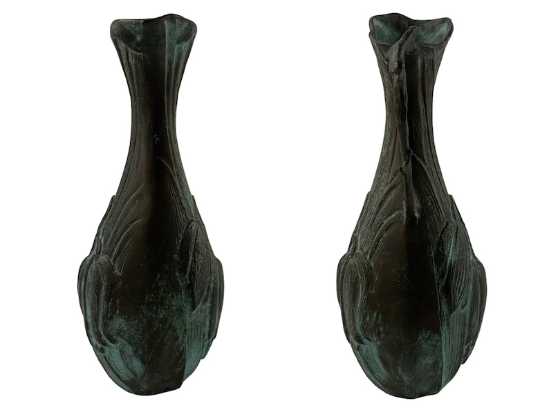 Pu&ograve; includere: Un vaso in ceramica verde scuro con una forma organica unica e una superficie testurizzata. Il vaso ha un'ampia apertura nella parte superiore e una base stretta.