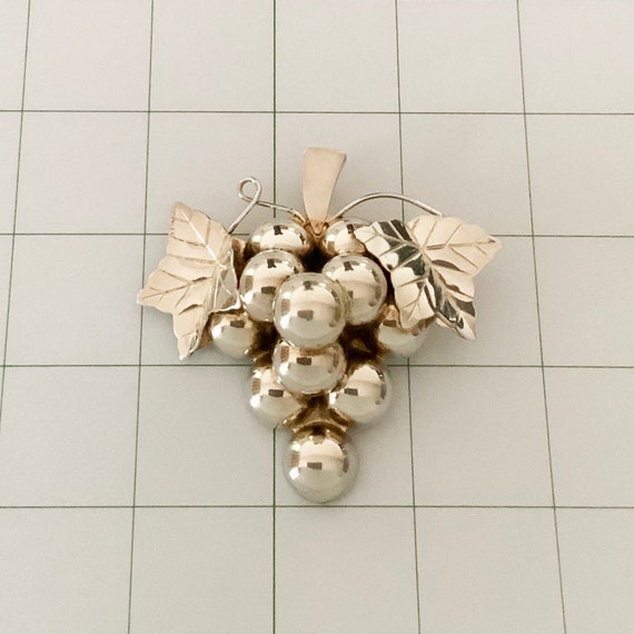 Silver Grape Pin, Grape Cluster Pin, Vintage Silv… - image 4