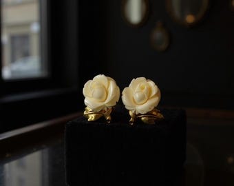 Pendientes de clip vintage en color blanco roto, crema, rosa, con textura de hoja y tono dorado, joyería de los años 50-60, joyería nupcial romántica con motivos florales.