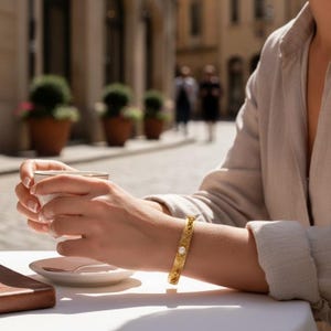 Vintage 1960s Textured Gold Tone Hinged Bangle Bracelet with Pearl