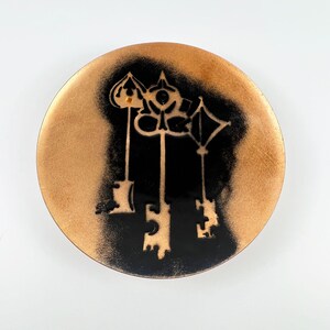Plato vintage MCM de mediados de siglo con diseño de llaves y naipes esqueléticos de cobre esmaltado