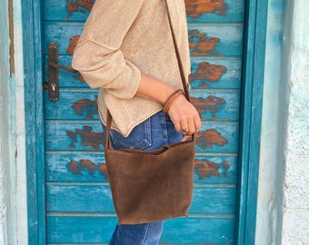 Suede lederen Cross Body tas vrouw, bruin lederen Cross Body portemonnee, kleine lederen handtas, slouchy lederen tas, suède tas, cadeau voor haar MAYKO