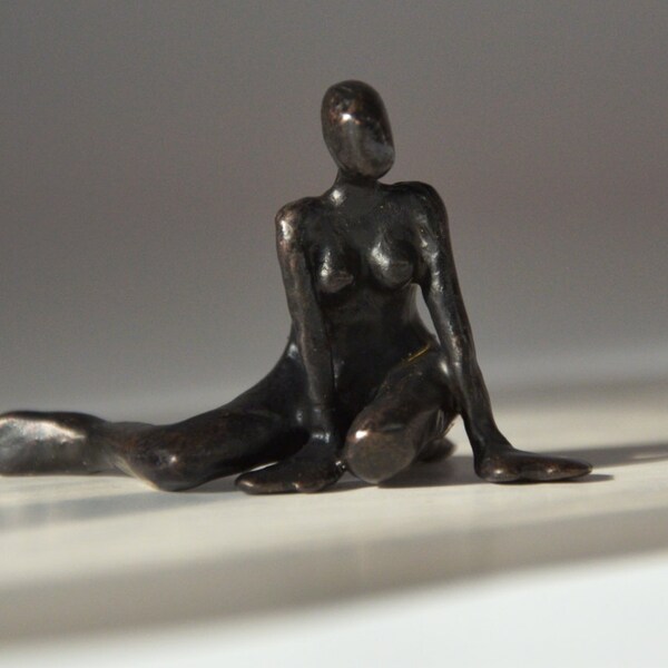 Bronzen beeld zittend vrouwenfiguur