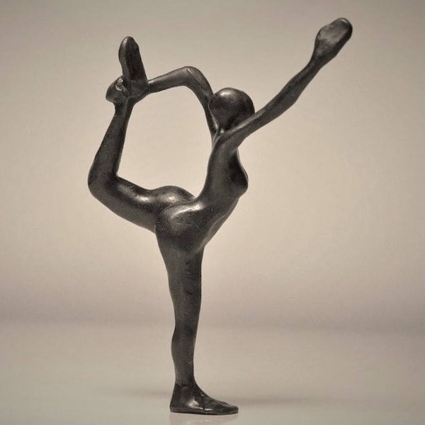 Bronzen yogasculptuur met staande boog