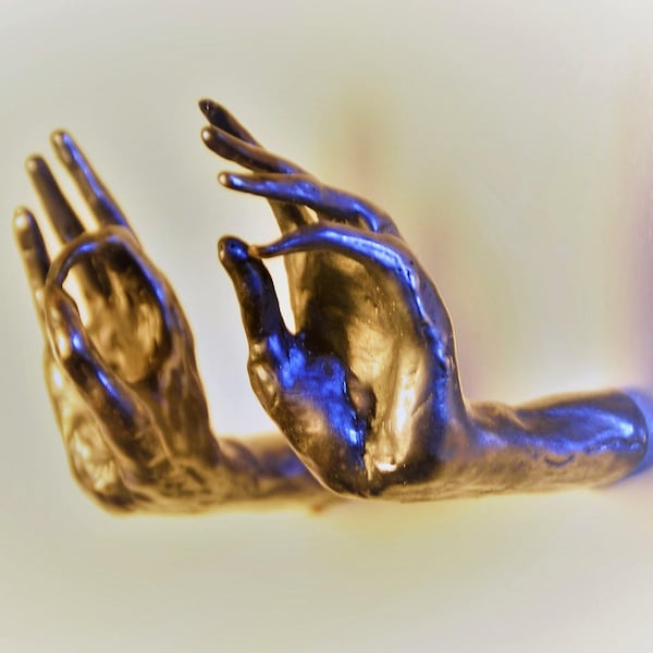 Kleine bronzen Budda Hands-ladegrepen