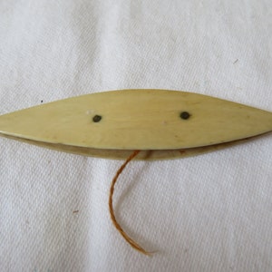 Navette de frivolité vintage grande crème celluloïd/lucite faux os - années 30 - Frivolité, noeuds, couture, travaux d&#39;aiguille, travaux manuels, fabrication de dentelle