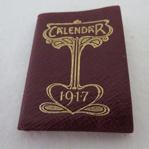 Calendario in miniatura vintage del 1917 in Borgogna e Oro con porta francobolli - Prima guerra mondiale/WWI - Ricco di date e fatti utili - Art Nouveau
