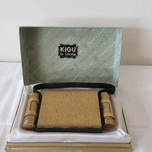 Estojo vintage dourado para festa/Minaudière/Compacto da Kigu com batom e perfume na caixa original - década de 1970 - Raro e colecionável