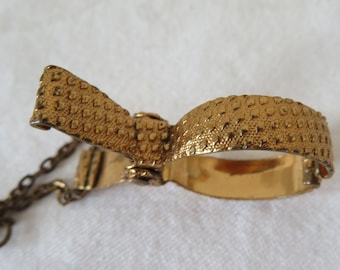 Vintage Gold Tone Opera Glove Holder/Clip - Also ideal for Hankies or as a Skirt Lifter - 1950&#39;s - Diamond Stamped Design
