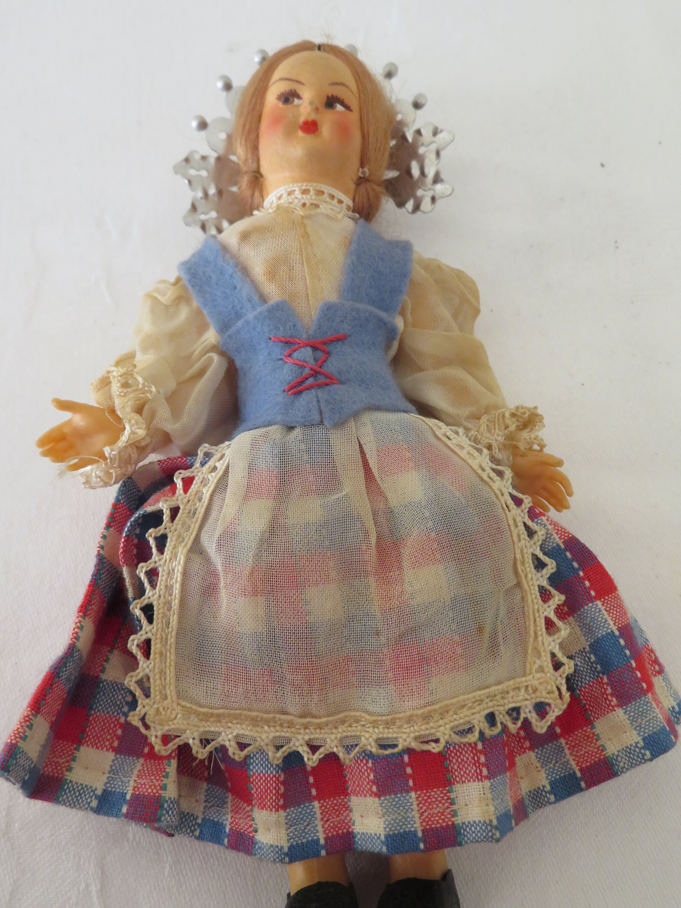 フランスリボンの民族衣装人形 フランスリボンの民族衣装人形