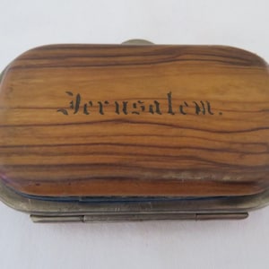 Monedero antiguo de madera de olivo, recuerdo de Jerusalén, con forro de seda azul y compartimentos, década de 1910