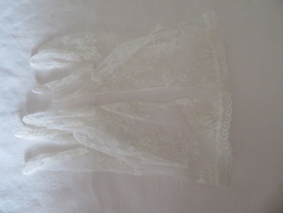 Vintage White Nylon Flower Lace Over Wrist Gloves… - image 8