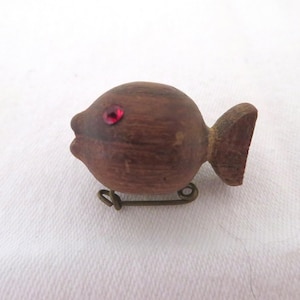 Broche/alfiler vintage de pez de madera tallado a mano en 3D, con ojos de diamante rojo/rubí/diamante - década de 1940