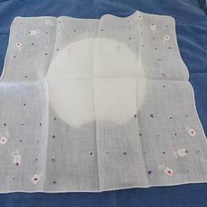 Vintage White Hankie/Handkerchief/Hanky with Applique and Embroidered Flower/Floral Design - Bridal/Wedding Keepsake
