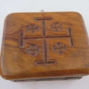 Monedero vintage de madera de olivo con cruz de Jerusalén, forro de seda azul y compartimentos, recuerdo de los años 20.