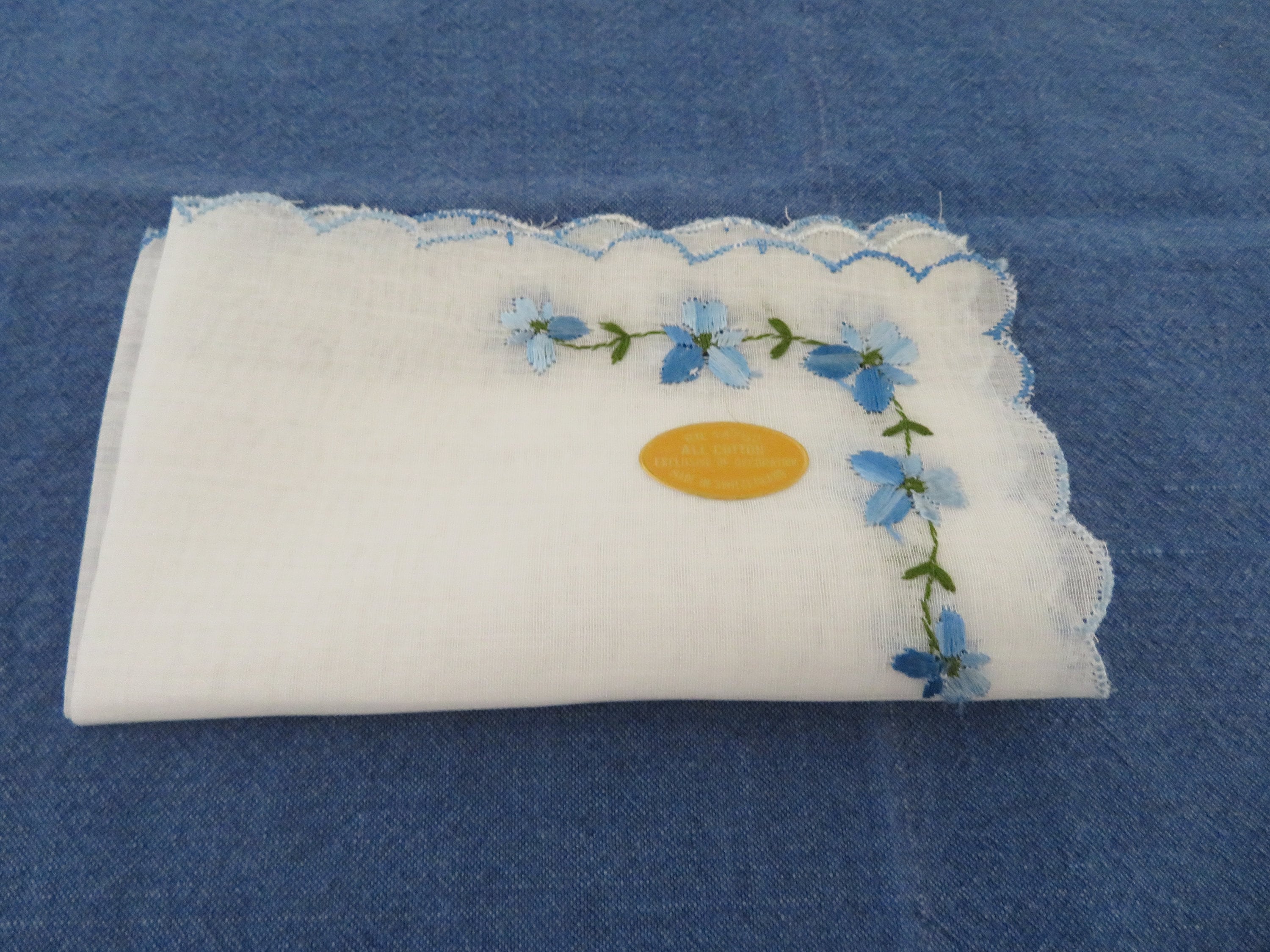 Mouchoir vintage / Découpe et broderie à la main / Blanc sur
