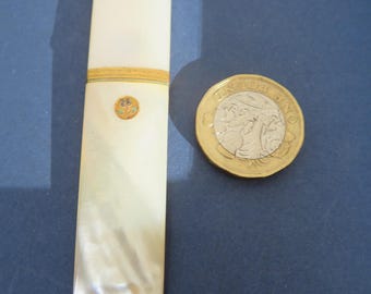 Antico astuccio per aghi Palais Royal in madreperla con viola del pensiero in oro e smalto - Vedi condizioni