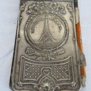 Antico Aide Memoire/Quaderno/Carnet de Bal placcato in argento di grandi dimensioni e catena da polso - Souvenir della Torre Eiffel anni 1900 - Vedi rapporto sulle condizioni