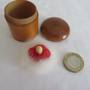 Vintage Mini Swans Down & Celluloid Puderpuff i Träpuderburk/Kruka - Dockor