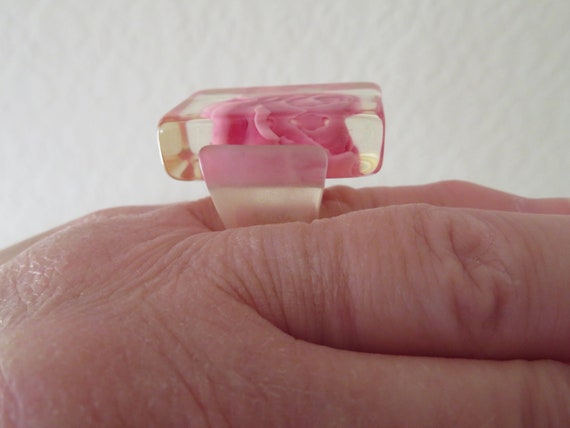 Vintage Clear and Frosted Lucite Ring with Pink A… - image 3