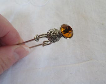 Broche-épingle De Kilt écossaise - Motif Chardon Avec Strass Topaze - Longueur 8,5 Cm - Métal Argenté - Accessoire Traditionnel