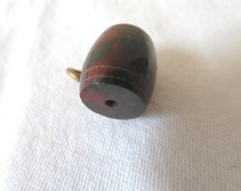 Amuleto de barril de piedra serpentina roja vintage y visor Stanhope - Cuatro imágenes de Cornualles - Siglo XIX