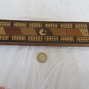 Vintage eingelegte Holz Cribbage Board mit & Suits Marker und Lagerung - Traditionelles Handwerk - Spiele / Glücksspiel