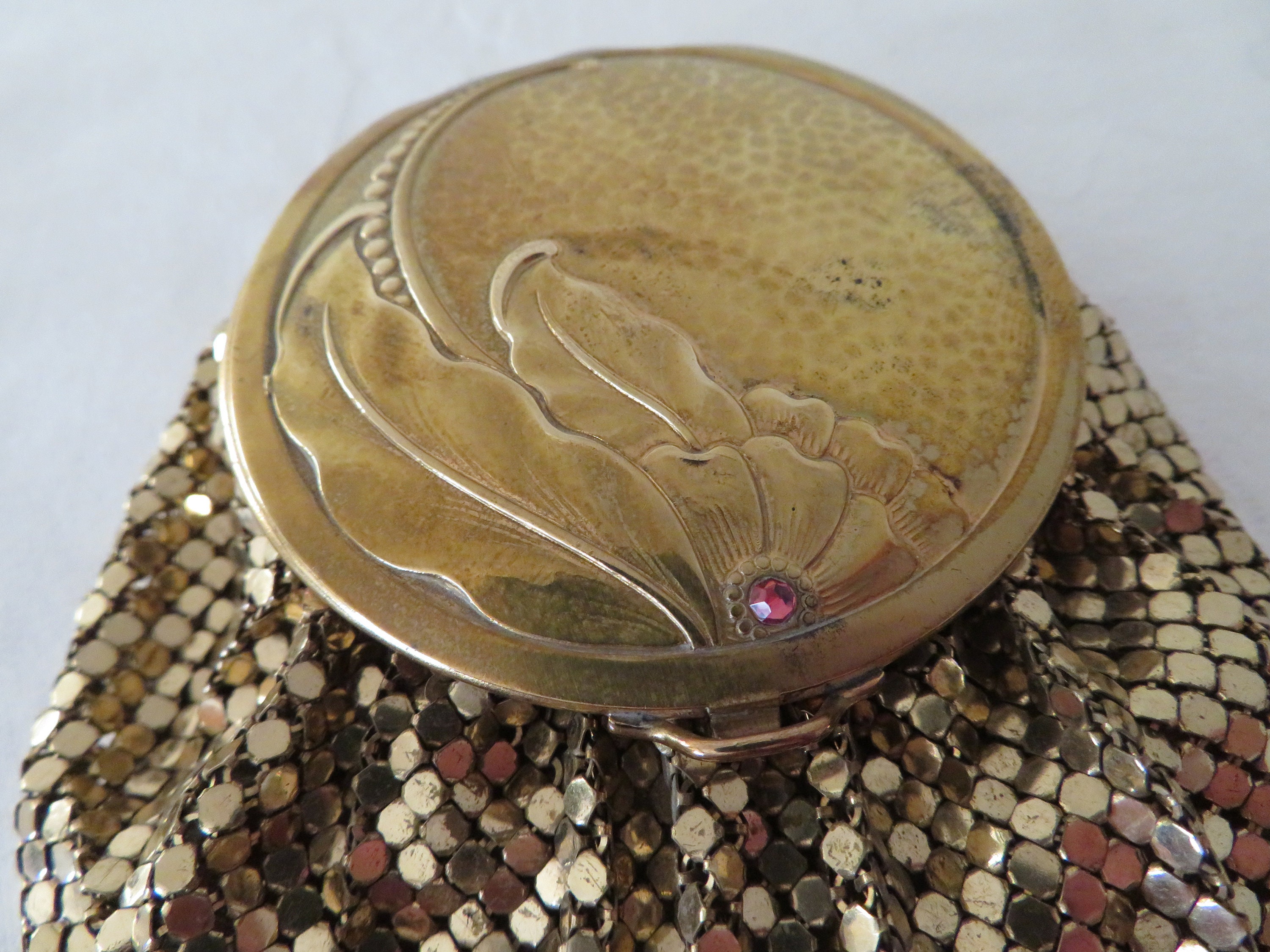 Vintage/Antique Gold Tone Mesh Vanity Bag/Purse with Powder & Rouge Compacts - Art Nouveau Top with Gem - Rare and Collectible - Made in USA
